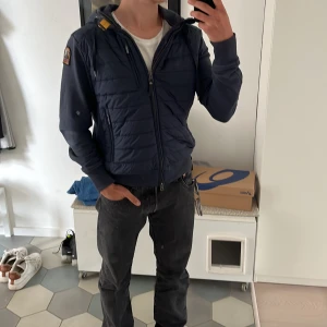 Parajumper cardigan  - Säljer nu en väldigt fin cardigan, den är bara använd några gånger och den har inga skador, den är i storlek (S) och ny pris är 4000 mitt pris är 2500