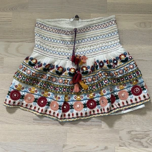 Zara kjol - Säljer nu min zara kjol! Jätte fin kjol men den har tyvärr bara blivit använd 1 gång.Skriv för fler bilder💕OBS köparen står för frakten!