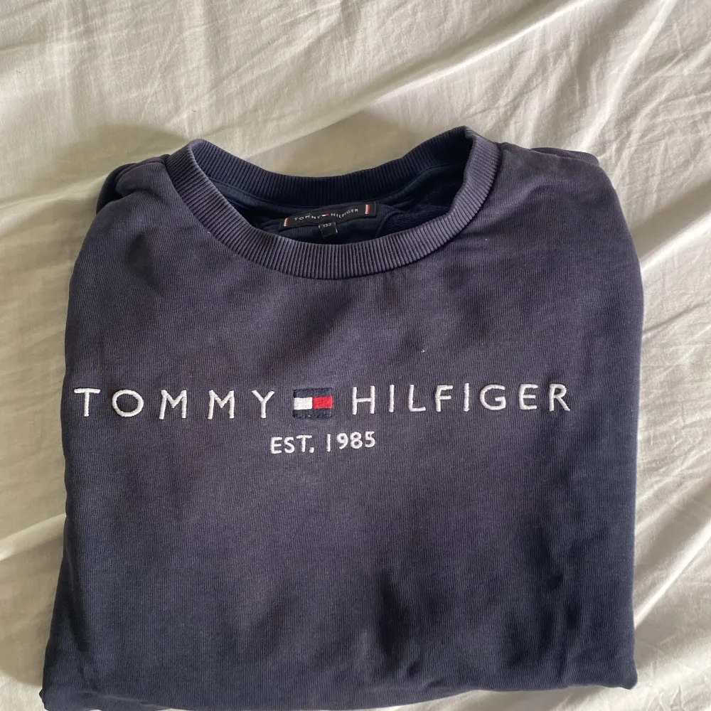 Hej säljer min riktigt stiliga Tommy hillfiger tröja som inte används lägre. Skicket är 7 av 10 av anledningen att det finns en eller två små fläckar men inget synligt vid användning. Den har legat i min garderob nu i 2 år så det var dags att säljas. . Tröjor & Koftor.