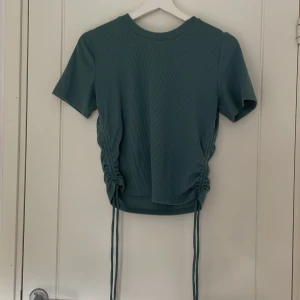 Tröja med dragsko - Turkos/blå tröja med dragsko på båda sidor