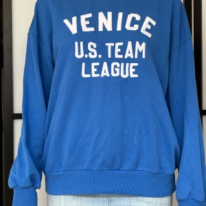 Blå sweatshirt  - Säljer min blå sweatshirt med tryck från pull&bear 