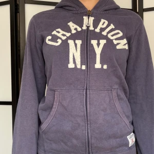 Blå champion hoodie med tryck  - Säljer min båda champion hoodi 