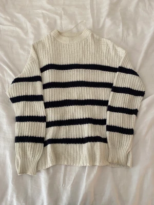 Randig tjocktröja  - Randig tjocktröja från lager 157 i jätte bra skick🤍 Skriv gärna till mig innan ni trycker på köp nu(: