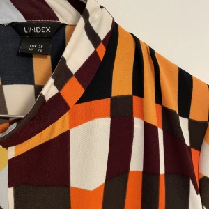 Långklänning  - Långklänning från Lindex, jag är 162 och hade mindre klack på mig vid användning. Rundad kjol som gör att den faller snyggt och ändå sitter tajt kring överkropp. Haft den på bröllop, födelsedagsfest och nerklätt med jeansjacka till brunch. Fint skick. 