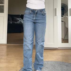 ett par mörka jeans från bikbok ”never denim” JP 90S straight 540 i använt men bra skick. nypris 599kr. säljer pågrund av för små. storlek: W27 L32. skriv om du undrar nått!!