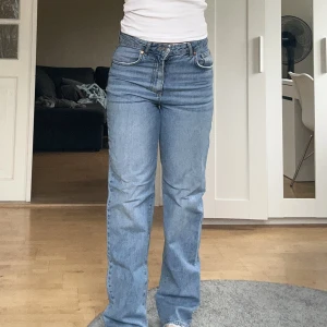 Jeans - ett par mörka jeans från bikbok ”never denim” JP 90S straight 540 i använt men bra skick. nypris 599kr. säljer pågrund av för små. storlek: W27 L32. skriv om du undrar nått!!
