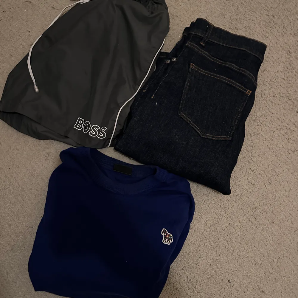Paul smith Crew neck S 500 denim mörkblå J lindeberg 300 Boss shorts M 400 Allt 700. Neuletakit & Villapaidat.