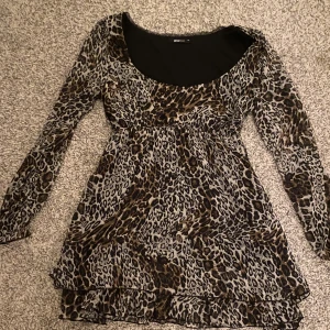 Sommar klänning - Dem här klänningen är knappt aldrig använd.💘Den har ett jätte bra skick och den har ett tunt matrial. Den har storlek 44 och är från Ginatricot, jag säljer den för 150 + frakt💘