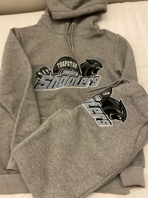 Trapstar shooters tracksuit  - Använd ett fåtal gånger men tagits hand om bra. Kan gå ner i pris då jag vill bli av med den samt ta emot byten 