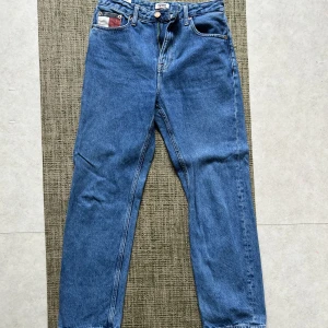 Tommy Hilfiger jeans - Blåa Tommy Hilfiger jeans. Storlek 27/32. Högmidjade. 