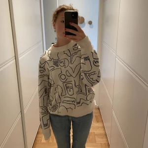 Stickad tröja - En krämvit/beige tröja med svart mönster på, jättemysigt och skön. Jag är 166 cm och brukar ha xs-s/strl 34. Kan mötas upp❤️