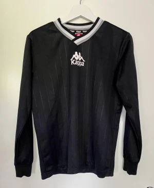 Kappa T-shirt stl S - Snygg svart Kappa t shirt i glansigt material och i bra skick!