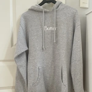 Butter Goods Hoodie - Butter Goods hoodie i färgen ljusgrå. Bra skick. Storlek M  Köparen står för frakt🤝