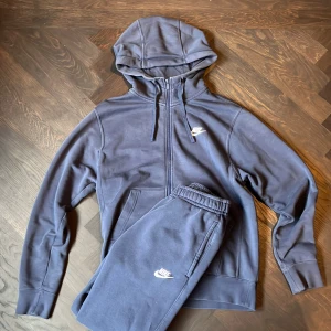 Nike Tracksuit - Säljer min Nike Tracksuit pågrund av att den inte passar längre  XS på båda byxor och hoodie Skick 7/10