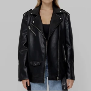 Skinnjacka  - Säljer min fina skinnjacka från Stradivarius i storlek Xs men passar även S skulle jag säga!  Nyskick 