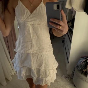 Volangklänning - Säljer denna volangklänning som är köpt på plick för ett år sen typ. Aldrig använd av mig och sparsamt använd av tidigare ägare (lånade bilder).  Är i storlek M men passar mig som är xs/s.