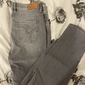 ljus gråa jeans - säljer dessa super fina ljusgråa jeans. Köpte de när jag var i Polen på tjmax så jag ingen aning om märket. Men sitter perfekt på mig i storlek s/34