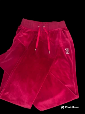 Juicy couture  - Hej :) ett par röda juicy med text i storlek S men funkar på mig som har storlek M. Köptes för ca 2 månader sedan i london men använda bara en gång. ❤️pris kan diskuteras! 