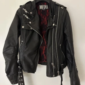 Skinnjacka - Skinnjacka från Jofama by Kenza.  Sparsamt använd.  Mycket fint skick. 