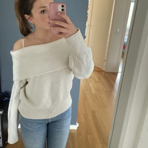 Snygg tröja - Stickad tröja från hm. Jättefin men lite nopprig, men inget man tänker på. Skriv för frågor! 