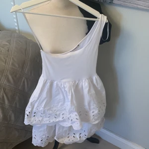 Zara klänning! - Jätte fin zara klänning. Aldrig använd då den inte var min stil. I storlek S men jag som har storlek XS får plats i. 