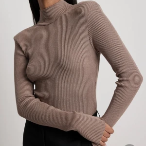 Ribbad polo tröja - Använd endast 1 gång. Har inlägg i axlarna så de blir lite vadd. Jättefint skick 🤎