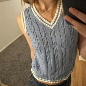 Stickad väst  - Blå/vit mjukt stickad väst i stl S från Brandy Melville. Även super fin med en vit skjorta under! Nyskick. 