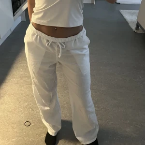 Vita linnebyxor  - Vita linnebyxor från Gina. Säljer då de är för stora för mig, köpta på barnavdelningen men passar storlek S och dig som är runt 160cm lång. ALDRIG använda! 