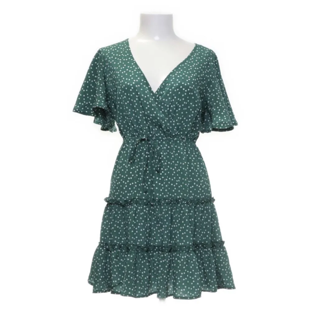 Super söt grön klänning med små hjärtan på. Köpt från Sellpy. Aldrig använd av mig. Storlek S. . Klänningar.