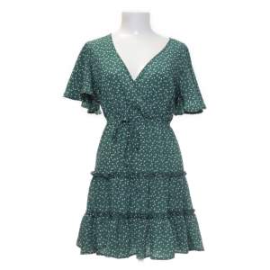 Super söt grön klänning med små hjärtan på. Köpt från Sellpy. Aldrig använd av mig. Storlek S. 