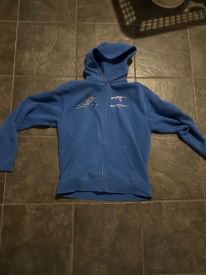 Oneofone  - Zip hoodie som ej kommer till användning längre, limited edition Snören finns kvar men tycker den är snyggare utan