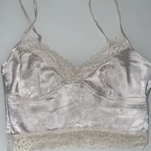 Vit topp  - Jättefin topp från SHEIN med spets, säljer eftersom den inte passar mig. Den har en dragkedja vid sidan. Testad en gång! Priset kan diskuteras vid snabb affär!