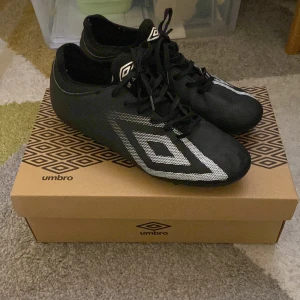 Fotbollsskor  - Tja. Säljer dessa fotbollsskor för jag inte använder dom längre. Använda ksk 10 gånger bra skick 10/10. Box och kvittot finns med tar även imot byten 