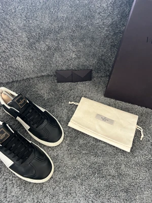 Valentino flycres - Hej säljer ni dessa flycrews i den eftertraktade färgen svart. Storlek 40 passar 41. Nypris 6100 går inte att köpa längre, mitt pris 2799. Låda Dustbag och 2 kort tillkommer. Skick 8/10, 2 defekter. Mötas i Stockholm eller fraktar spårbart via postnord📦