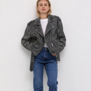 My Essential Wardrobe  - Storlek 36, använd endast under denna sommar, få ggr. I väldigt fint skick. Finns inga anmärkningar   Färg: Medium Grey Retro Wash Passform:Casual  100% Lammskinn  MWGILO heter jackan på hemsidan.  Ordinarie pris 3500-4000kr