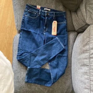 Levis 721 - Helt nya Levis modell 721 High Rise Skinny. 