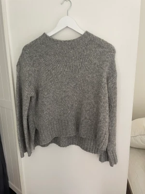 Stickad tröja - Grå stickad tröja från ginatricot i strl xs. Passar mig som brukar ha s-m