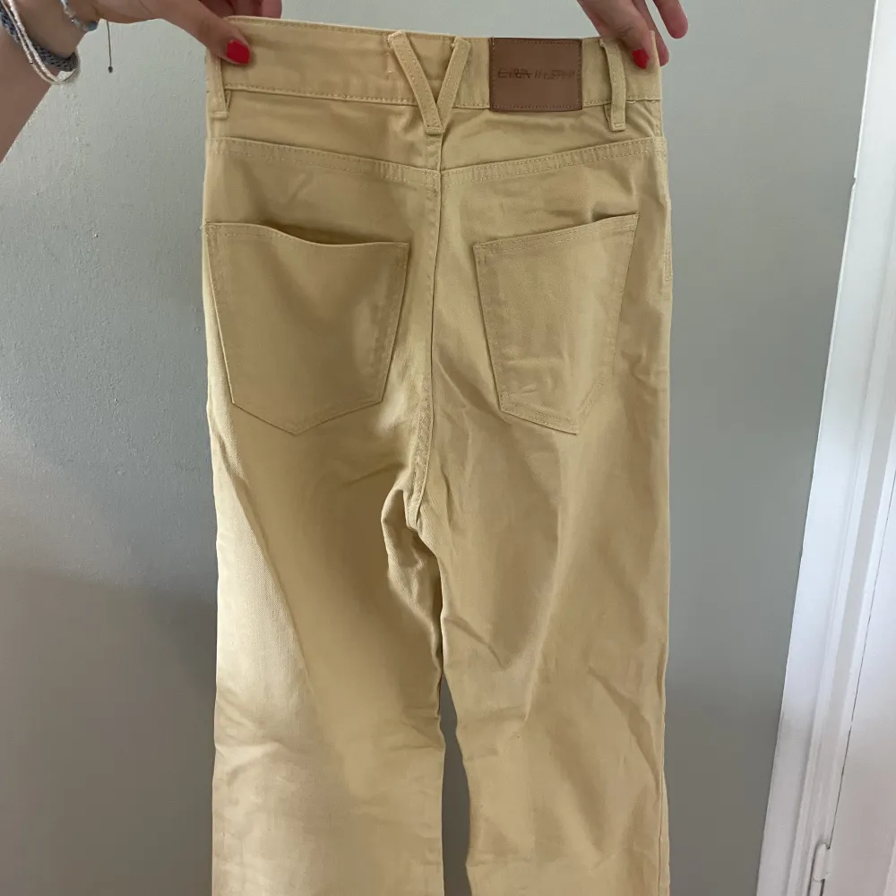 Ljusgula jeans i gott skick från CW. Jeans & Byxor.