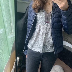 Höst jacka saki - Jätte snygg höst/vår jacka från saki i storlek 38. Säljer då jag aldrig använder den. Knappast använd jätte bra skick. Ny pris: 1700kr 💋