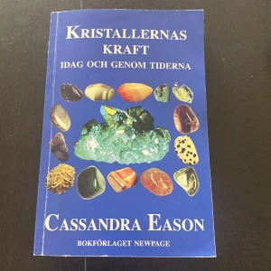 Kristallernas bok - Ger mycket info om kristaller. Bra för de som är intresserade och vill lära sig mer. Boken är i nyskick☺️