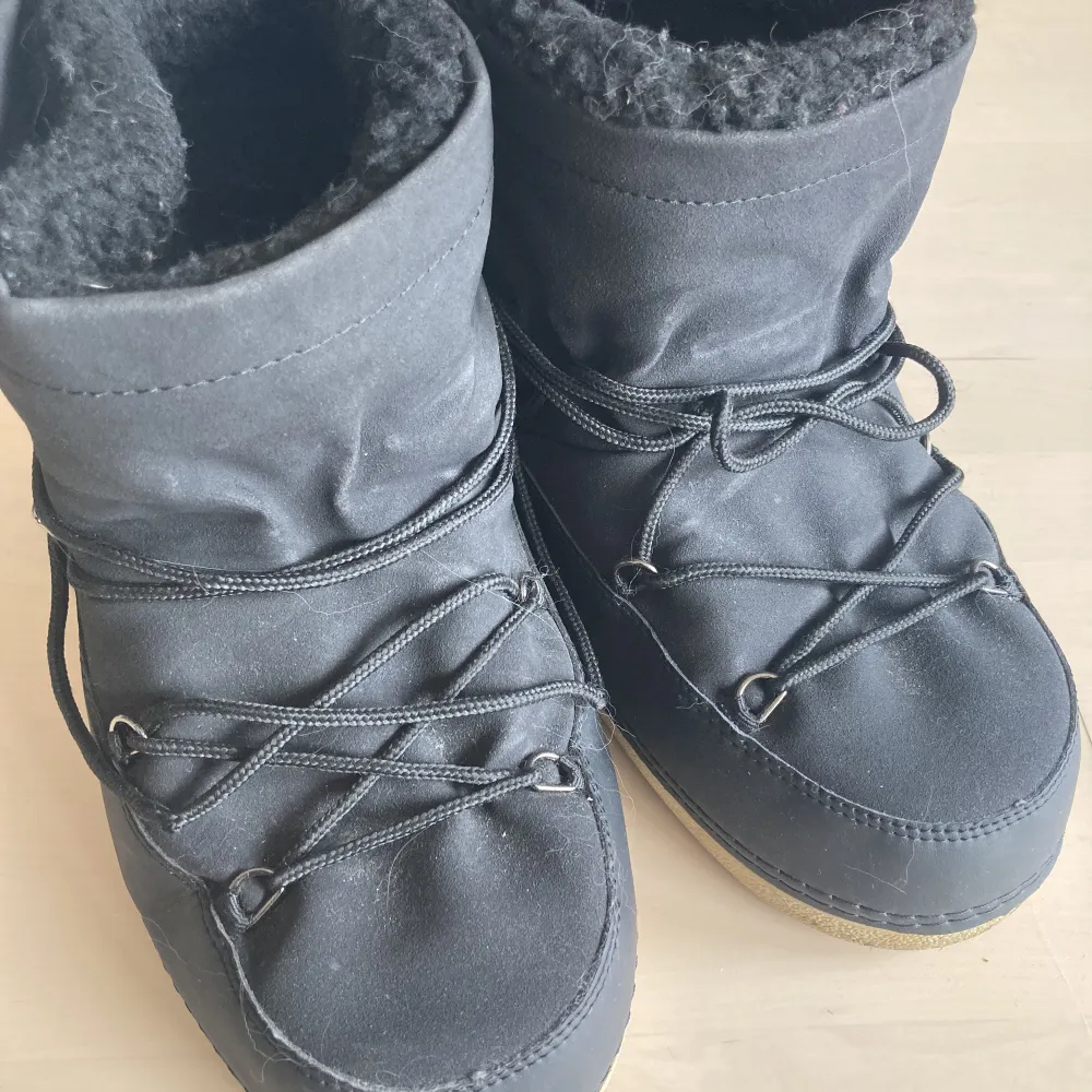 Moon Boots-liknande skor perfekta till hösten. Knappt använda, säljer då de inte är min stil. . Skor.