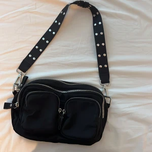 Väska  - Handväska från Gina tricot. Säljer eftersom den aldrig kommer till användning. Väldigt fint skick då den nästan aldrig blivit använd.