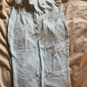 Kjol - Ribbad kjol, med slits på ena sidan