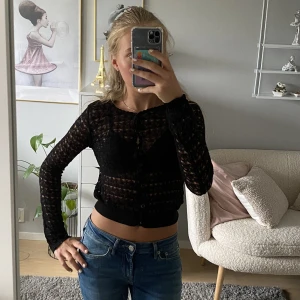 Svart kofta  - Säljer denna jättefina koftan då den inte kommer till användning. Man kan även ha en svart tröja eller linne under! Skriv om du har några frågor eller om du är intresserad!!💞