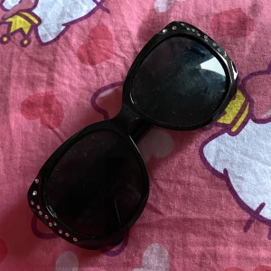 Solglasögon  - Y2k solglasögon. De är diamanter på dem. Glasögonen är i vuxen storlek men vet inte vad för storlek❣️ ordinarie pris 70kr säljer för 30kr