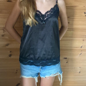 Spetstopp🌟 - Ett jättesnygg svart linne som säljs då den inte har kommit till användning (aldrig använt) det skrynkliga går enkelt bort med ett strykjärn eller vatten! 