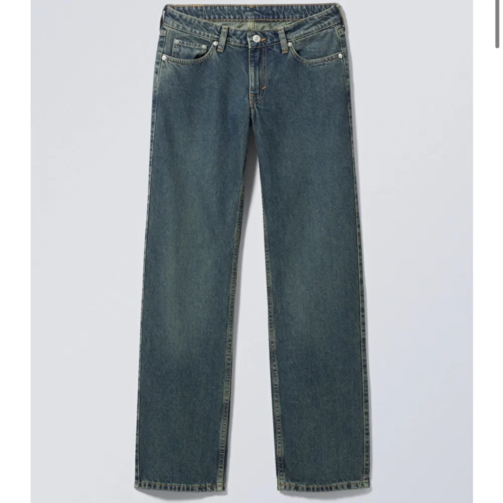 jeans från weekday med modellen ”arrow”🩷lågmidjade!! säljer för att jag har för många jeans😫 tveka inte att höra av dig angående frågor💘. Jeans & Byxor.