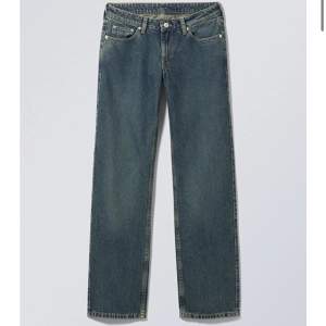 jeans från weekday med modellen ”arrow”🩷lågmidjade!! säljer för att jag har för många jeans😫 tveka inte att höra av dig angående frågor💘