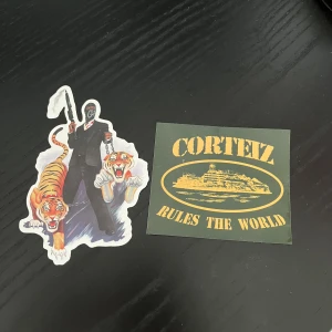 Corteiz Stickers - 2st feta stickers jag fått med från olika drop. Snygga assesoar att sätta på datorn etc. 100kr/styck. 