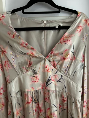 By Malina Nicolette  - Oanvänd så fin klänning som jag säljer pga för liten för mig. Silke, romantic orchid med orginalpris 3919 SEK. Ett fynd!